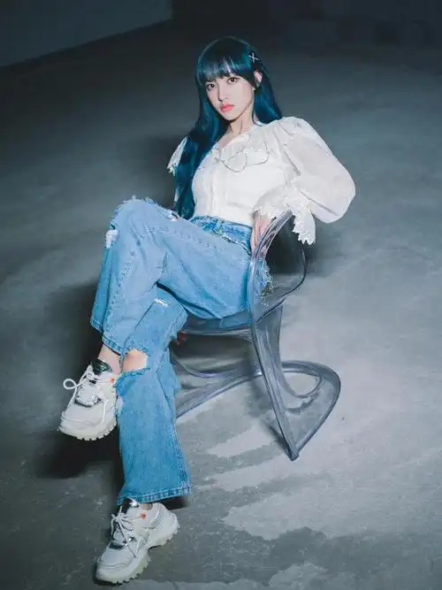 程潇体重106斤,穿高腰牛仔裤秀身材,这比例绝了!